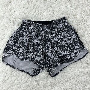 Lululemon Tracker Short V (4") Mash Up White Black / Black